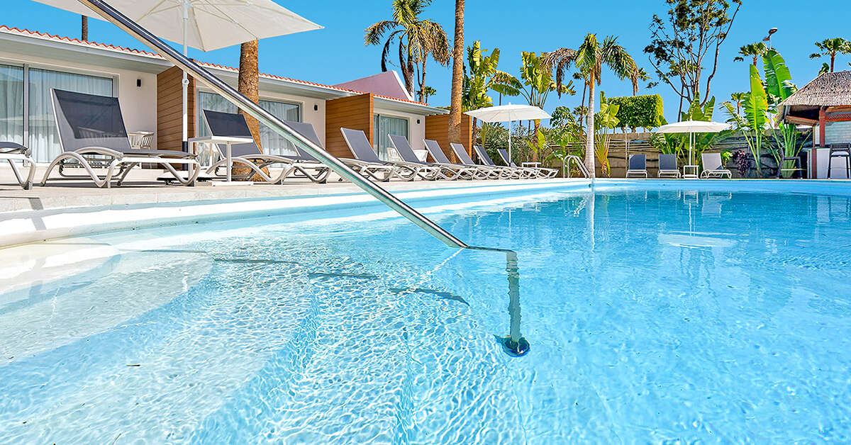 Een foto van het zwembad bij Sanom Beach Resort