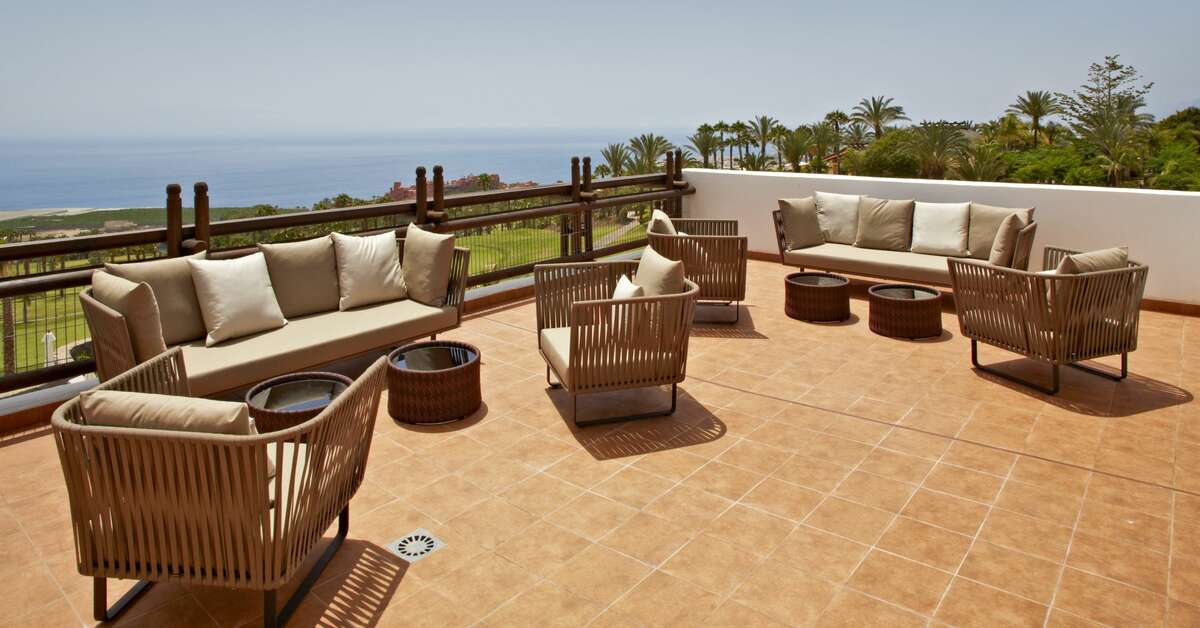 Een foto van het terras bij Las Terrazas de Abama Suites