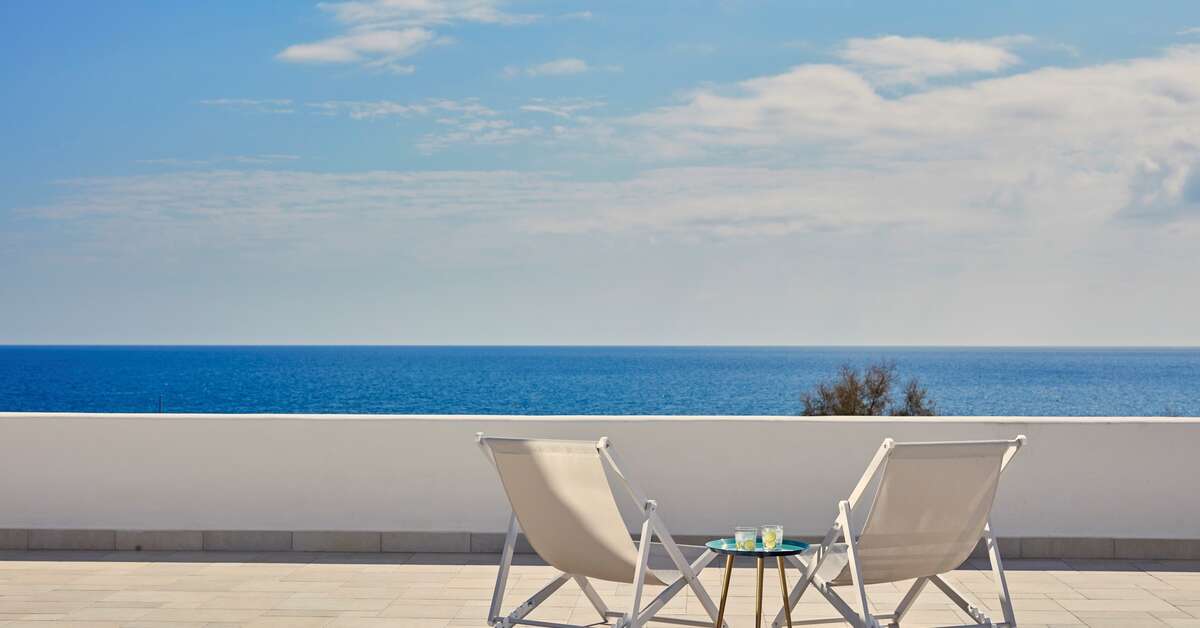 Een foto van het terras bij Aqua Blue Hotel