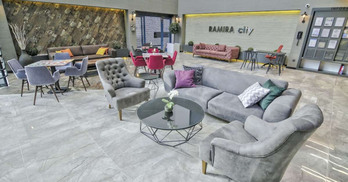Een foto van het interieur van Ramira City Hotel