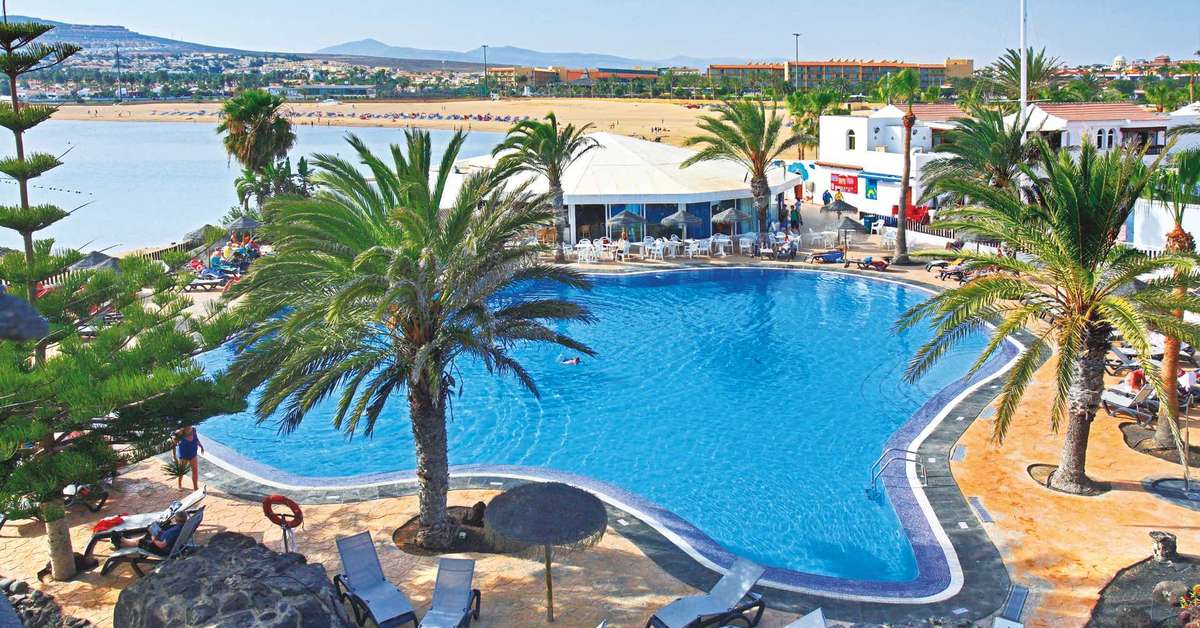 Een foto van het zwembad bij Barcelo Fuerteventura Castillo