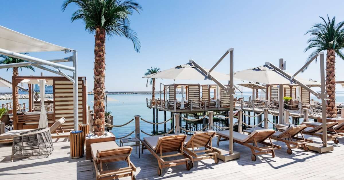Ein Foto vom Strand beim Lord's Palace Hotel