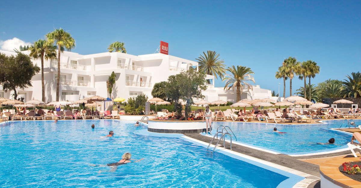 Een foto van het zwembad bij Riu Paraiso Lanzarote Resort