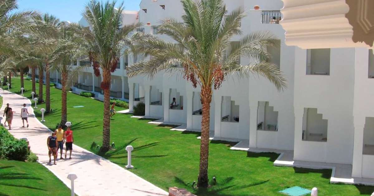 Een foto van de buitenkant van Baron Palms Resort