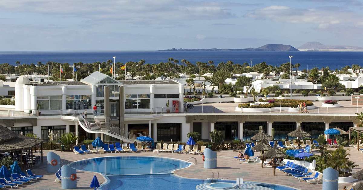 Een foto van het zwembad bij Club Playa Blanca Hotel
