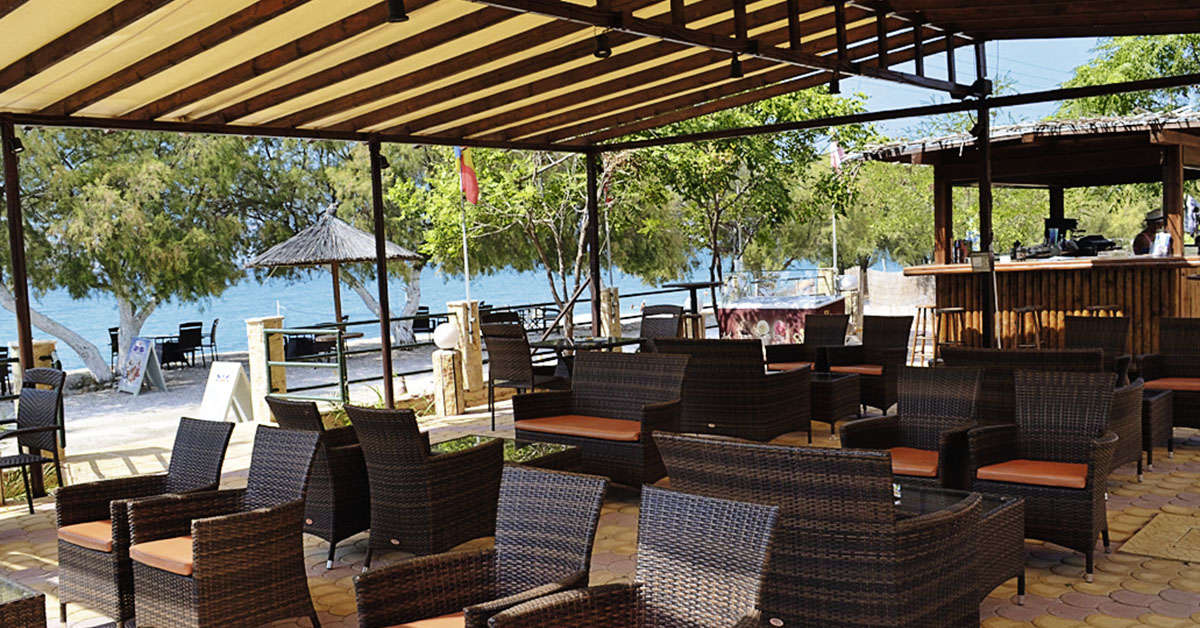 Een foto van het terras bij Grand Beach