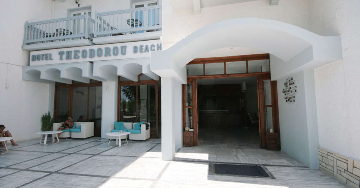 Een foto van de buitenkant van Theodorou Beach Hotel
