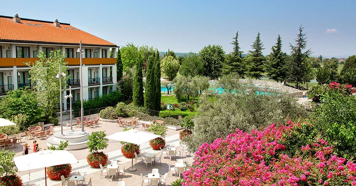 Een foto van het terras bij Parc Hotel