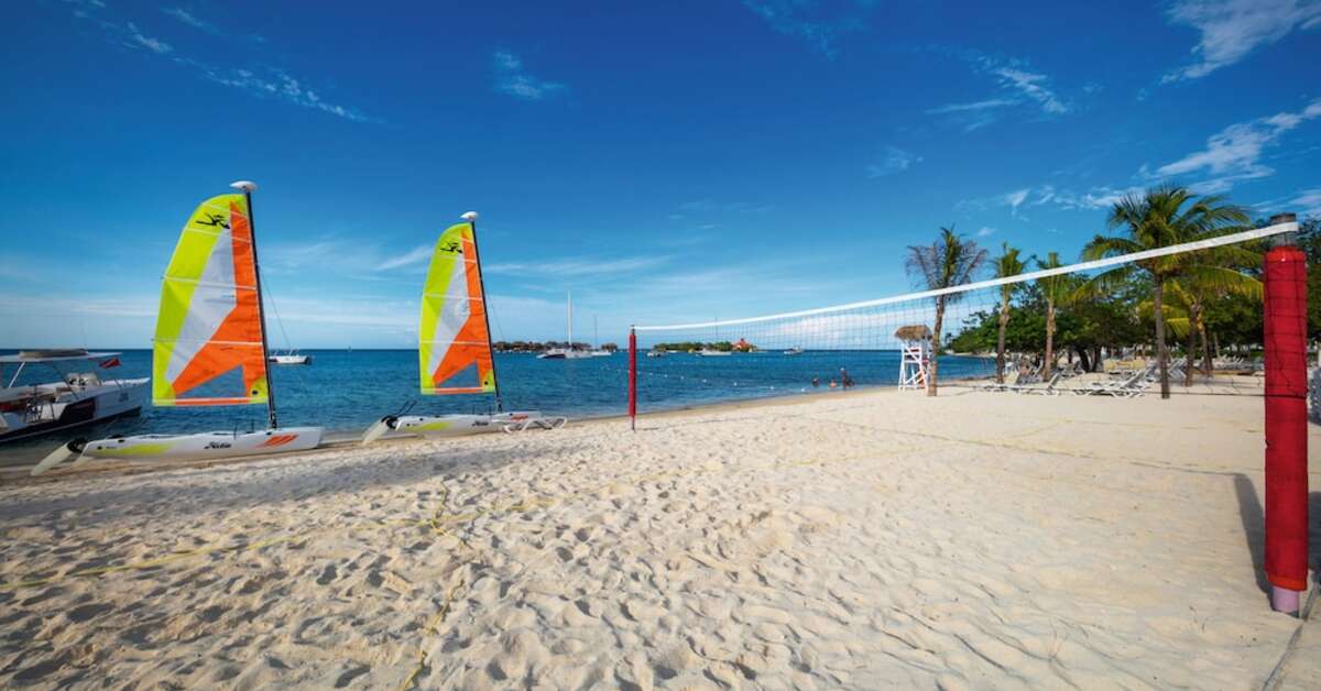 Een foto van het strand bij Riu Montego Bay