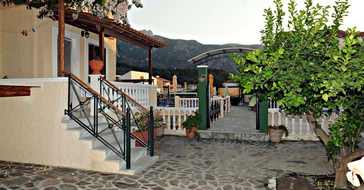 Ein Foto von der Terrasse im Athena Hotel