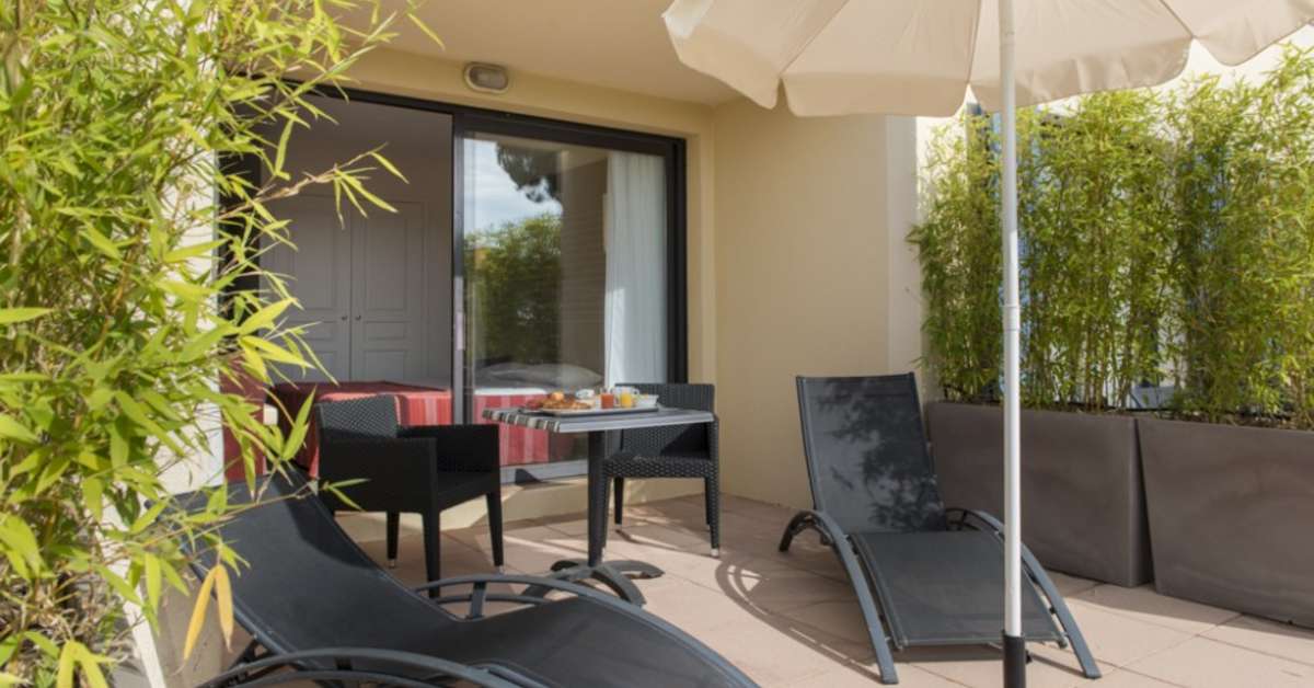 Een foto van het terras bij Hotel Les Jardins de Sainte-Maxime