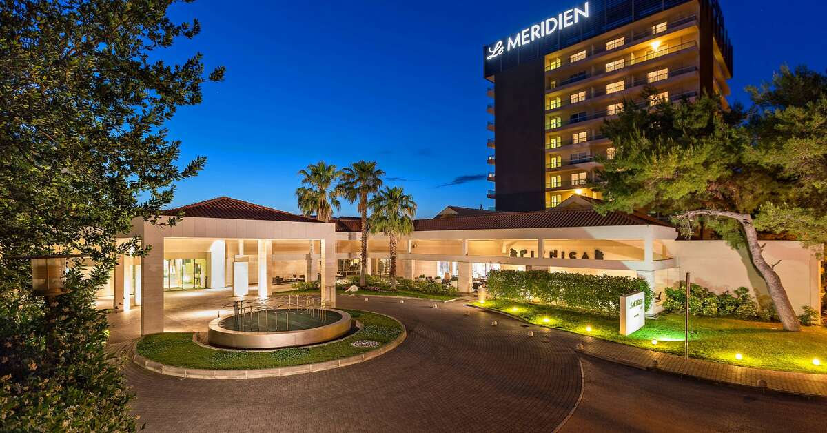 Een foto van de buitenkant van Le Meridien Lav
