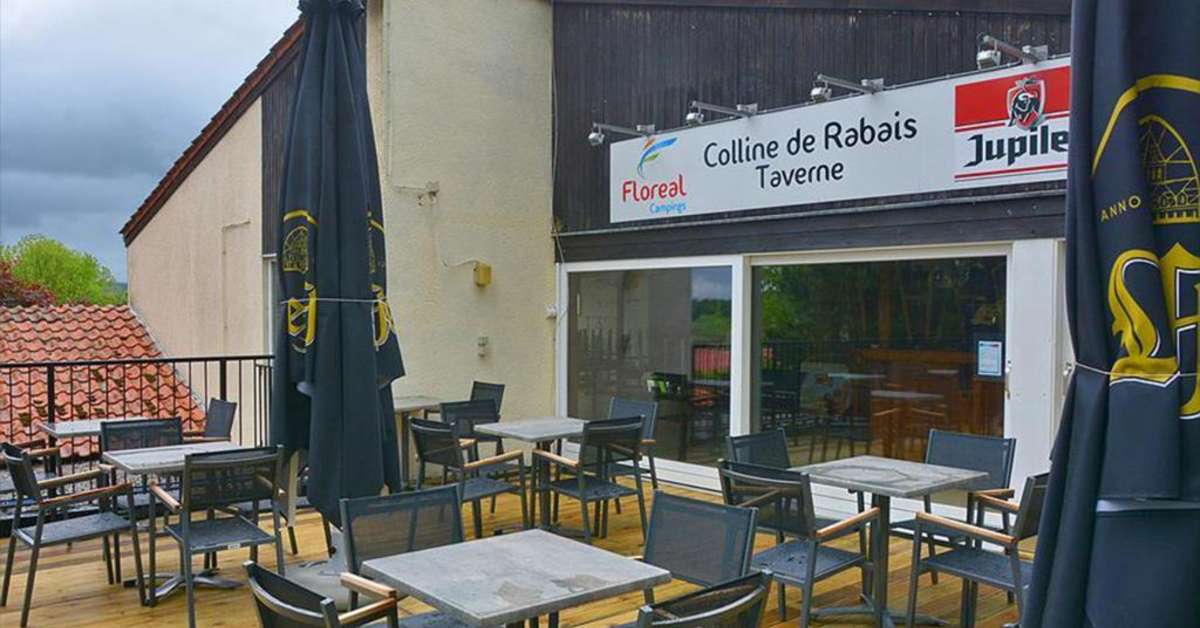 Een foto van het terras bij Camping Colline de Rabais