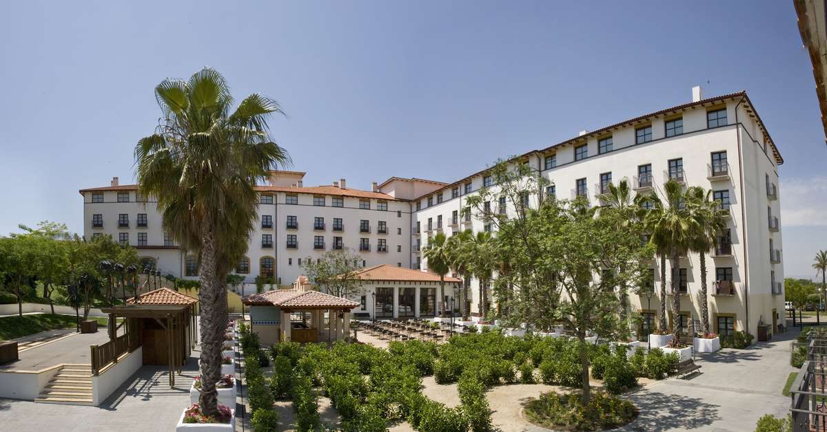 Een foto van de buitenkant van PortAventura Hotel El Paso
