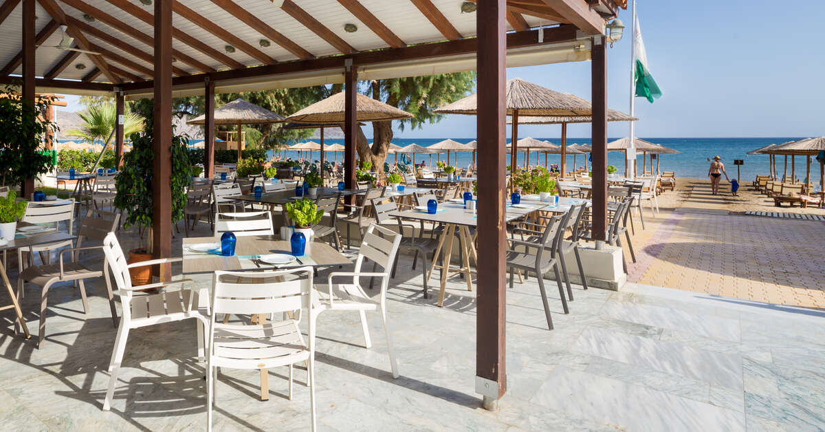 Ein Foto von der Terrasse im Amalthia Beach Resort