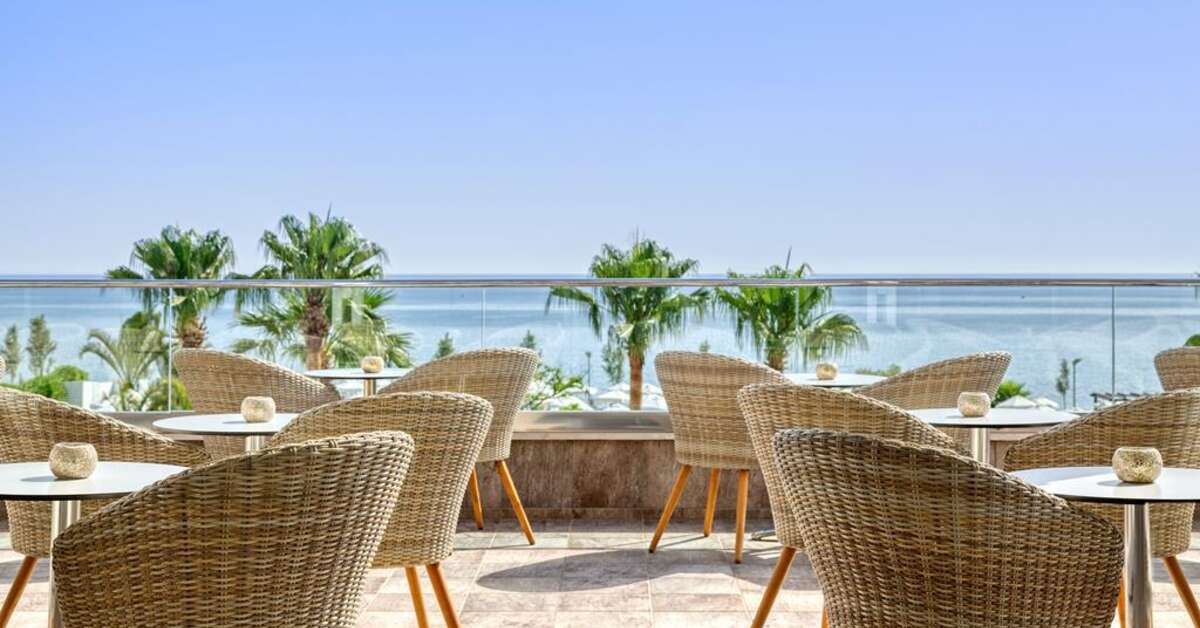Een foto van het terras bij TUI Blue Atlantica Sea Breeze