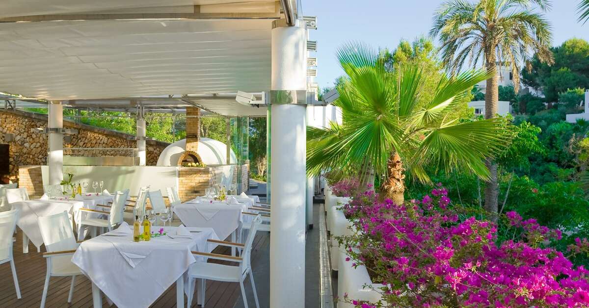 Een foto van het terras bij MarSenses Natura Olea Hotel