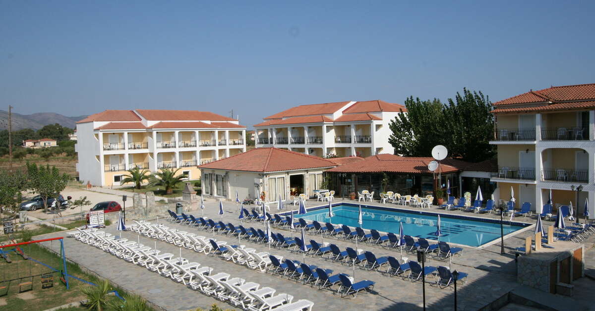 Een foto van het zwembad bij Village Inn Studios & Appartementen