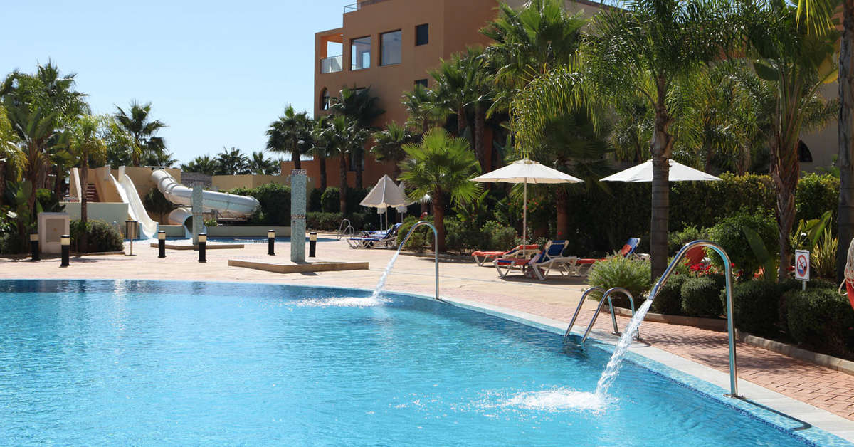 Een foto van het zwembad bij Playamarina Hotel