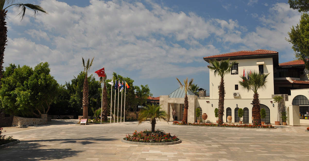 Een foto van de buitenkant van Nicholas Park Hotel