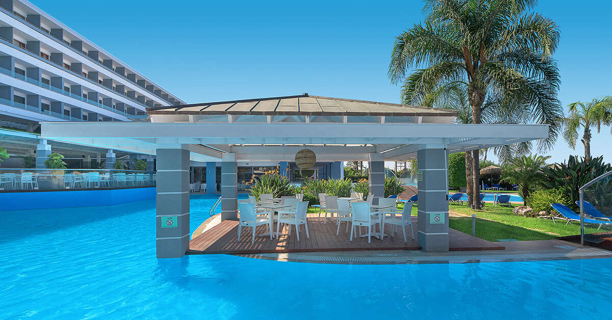 Een foto van het zwembad bij Oceanis Beach Hotel