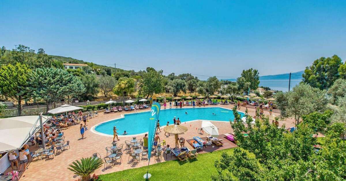 Een foto van het zwembad bij Evia Riviera Resort