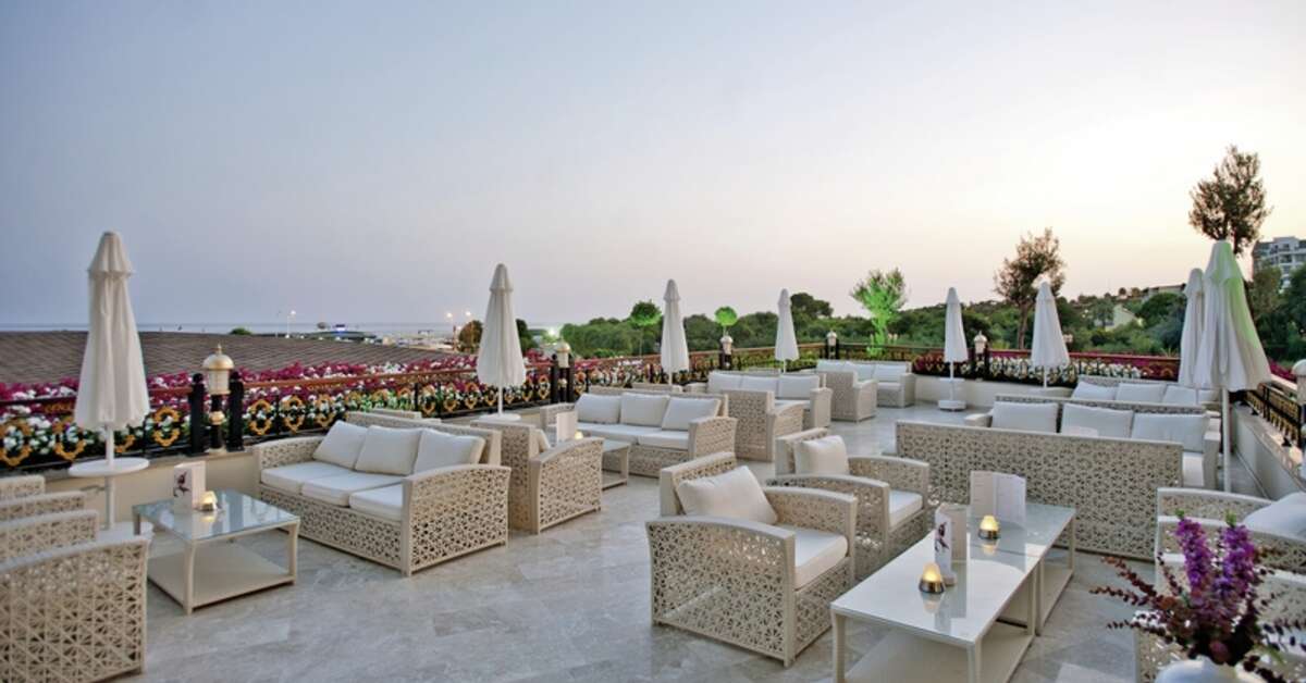Een foto van het terras bij Hotel Diamond Excellence Resort & Spa