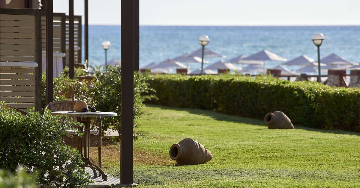 Een foto van het terras bij Aldemar Olympian Village