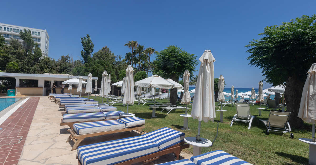 Ein Foto von der Terrasse im Iliada Beach Hotel