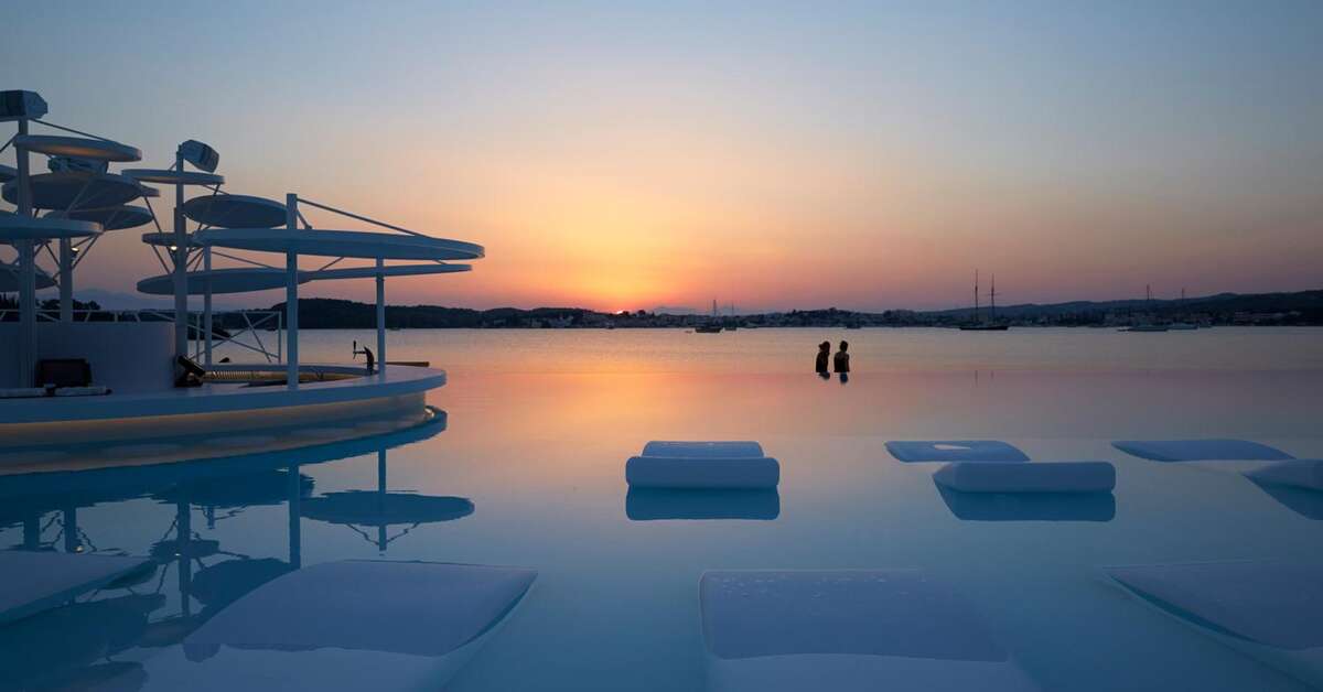 Een foto van het zwembad bij Nikki Beach Resort & Spa Porto Heli