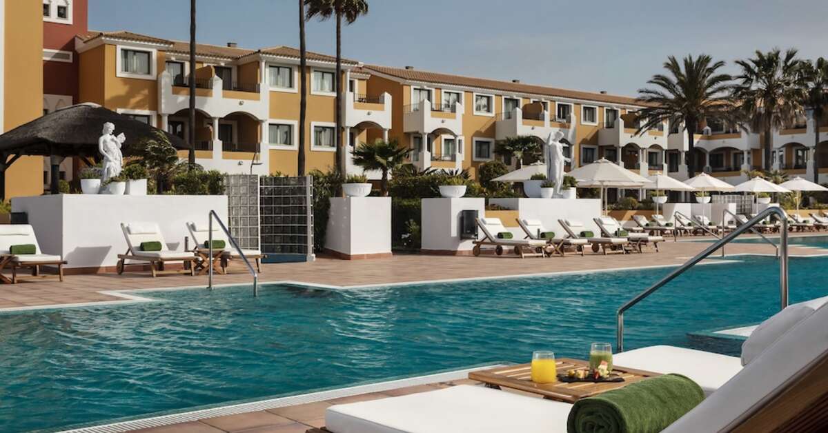Een foto van het zwembad bij Palacio de Sancti Petri Gran Melia