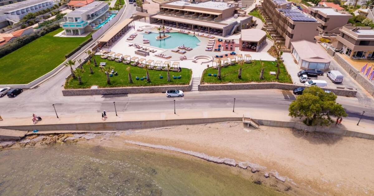 Een foto van het zwembad bij Senseana Sea Side Resort