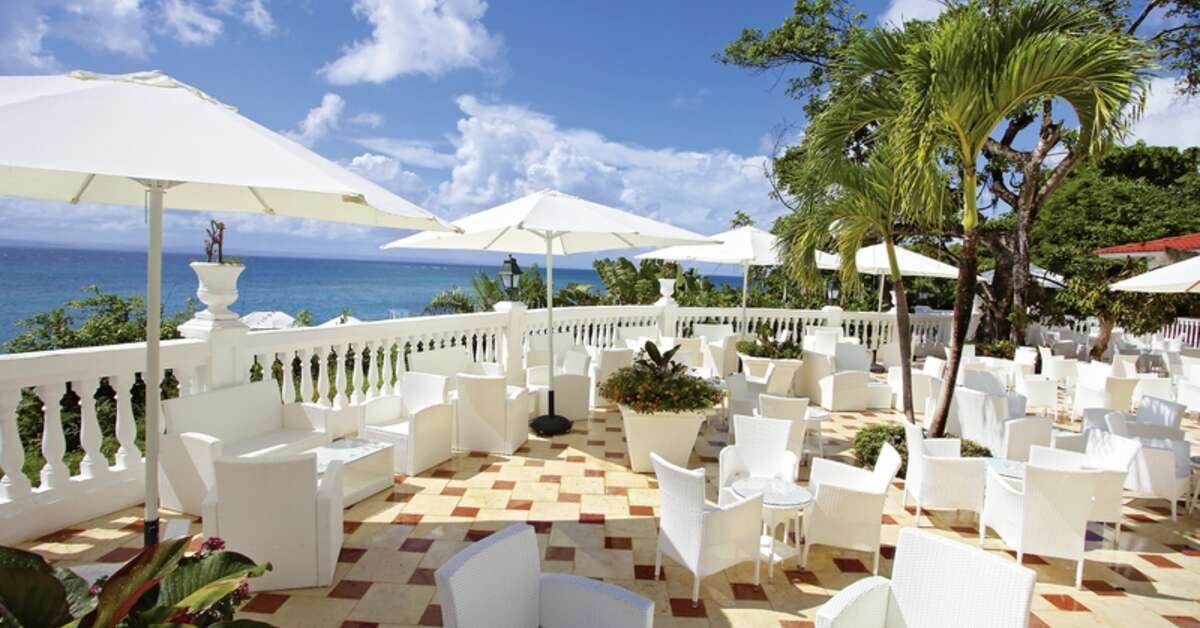 Een foto van het terras bij Luxury Bahia Principe Cayo Levantado