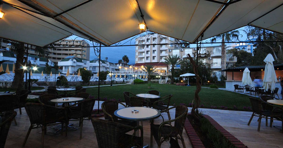 Een foto van het terras bij Incekum Su Hotel