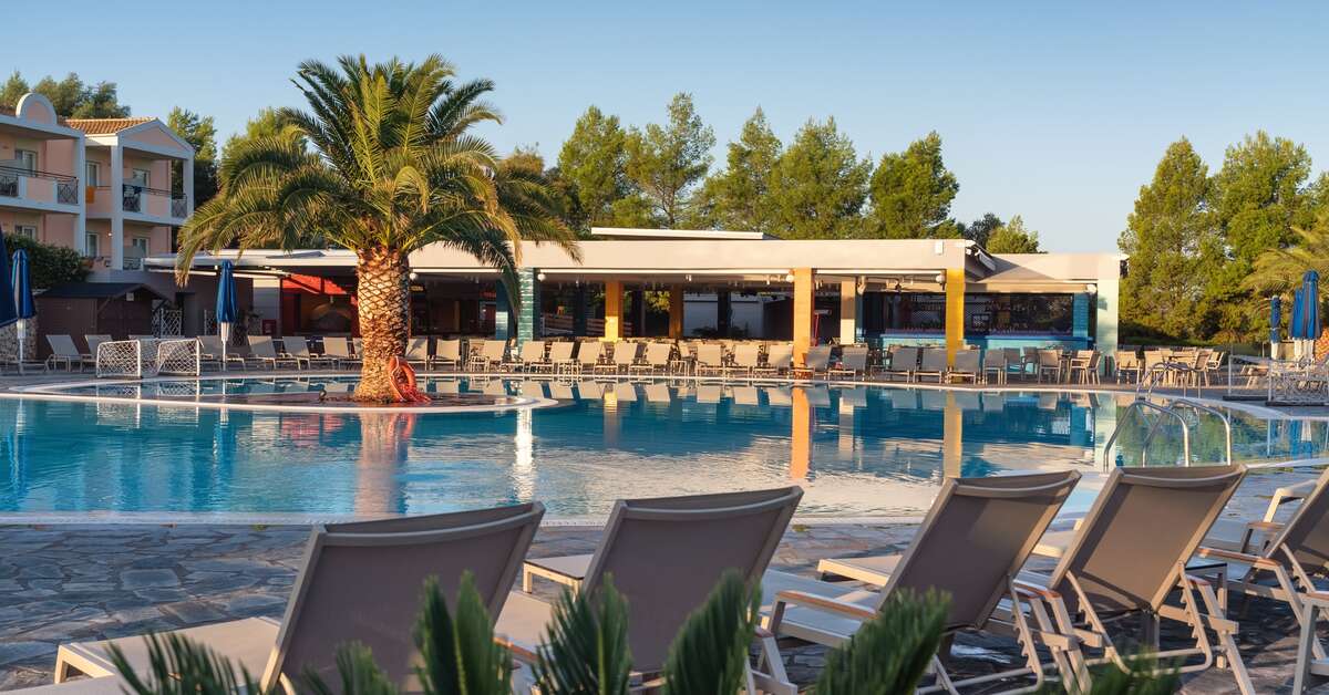 Een foto van het zwembad bij Mareblue Beach Resort