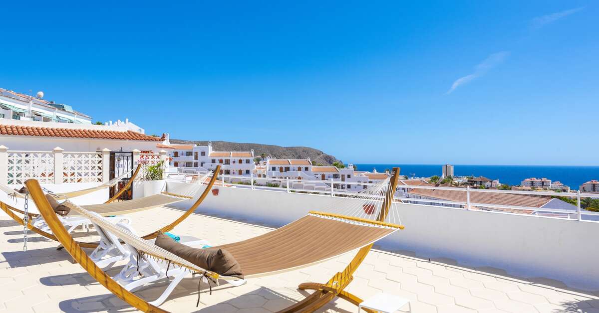 Een foto van het terras bij Club Tenerife