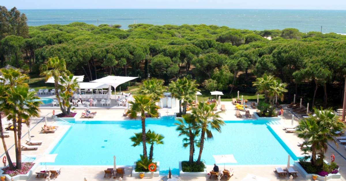 Een foto van het zwembad bij TUI Blue Isla Cristina Palace