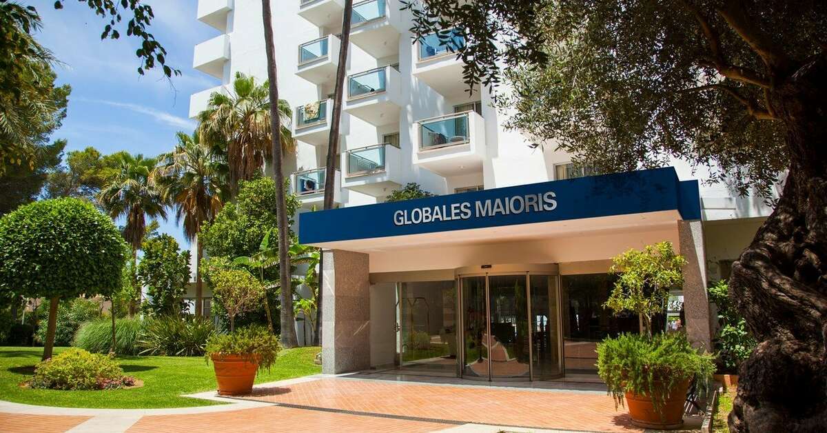 Een foto van de buitenkant van Globales Maioris