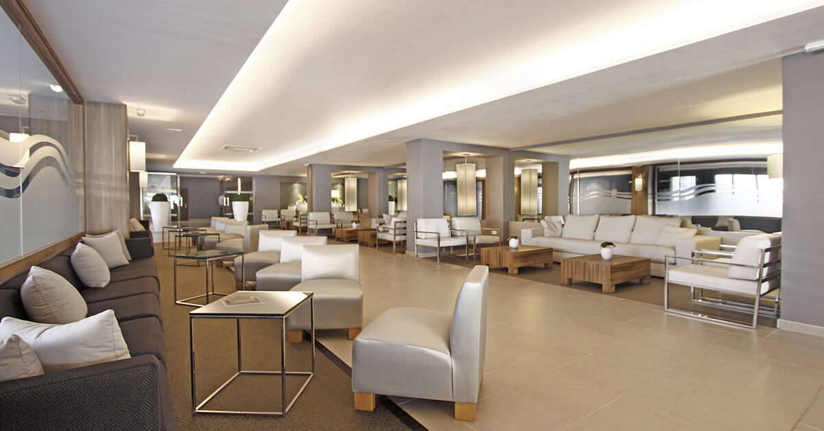 Een foto van het interieur van BG Caballero Hotel