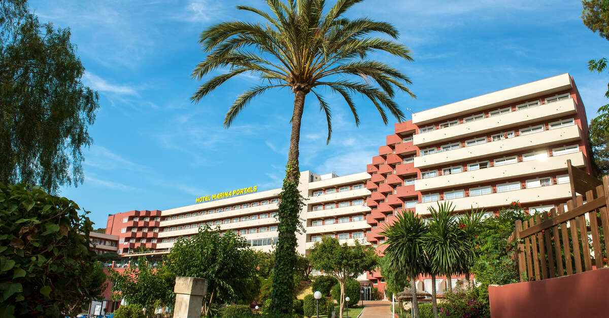 Een foto van de buitenkant van Salles Hotel Marina Portals
