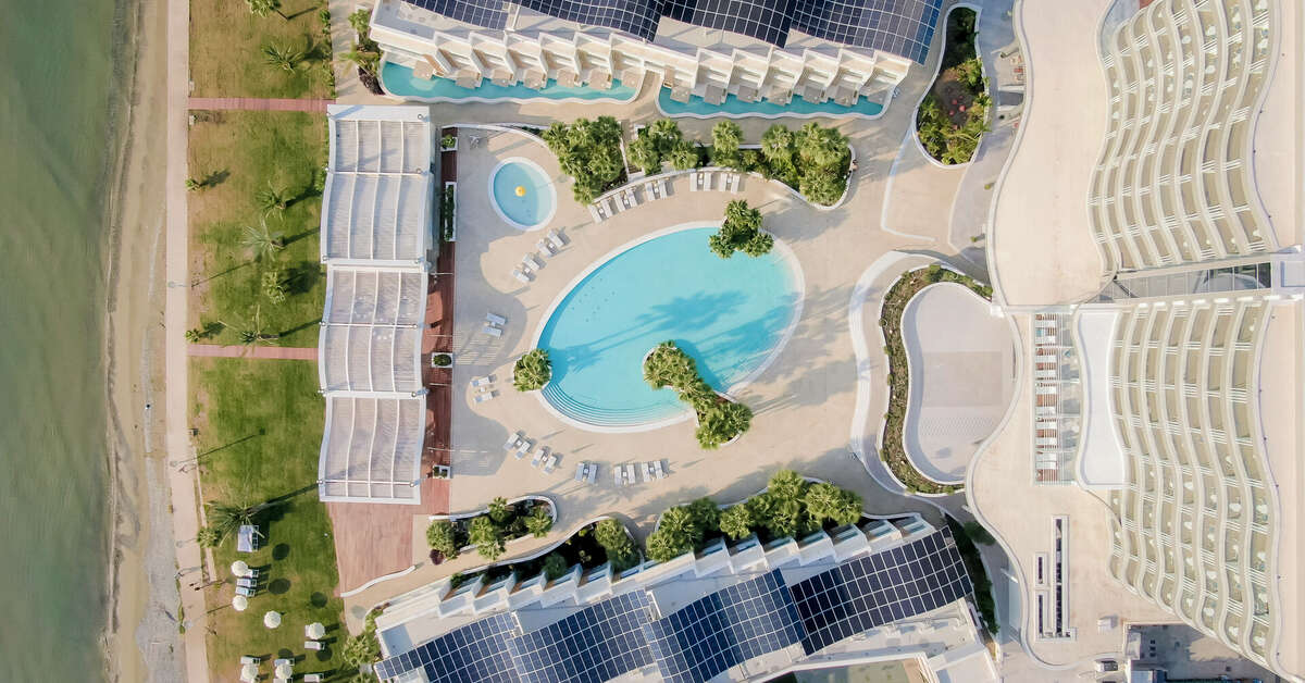 Een foto van het zwembad bij Radisson Larnaca Beach Resort