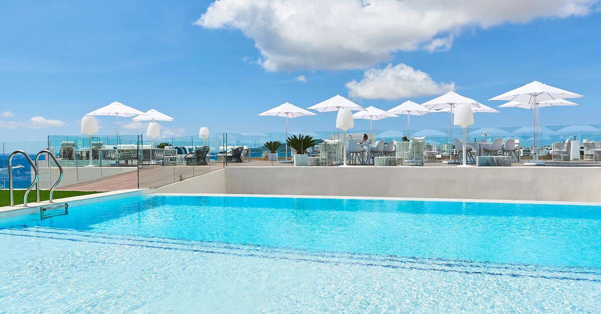 Een foto van het zwembad bij Eurostars Ibiza