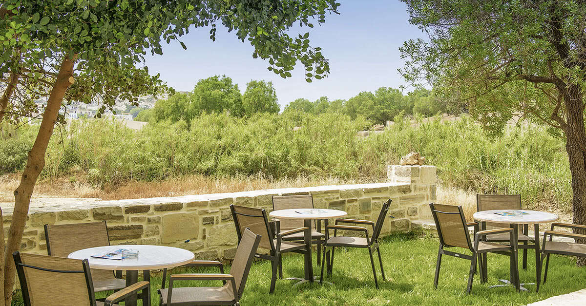 Een foto van het terras bij Matala Bay Hotel