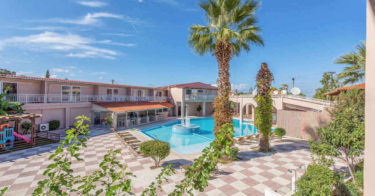 Een foto van het zwembad bij Papillon Hotel
