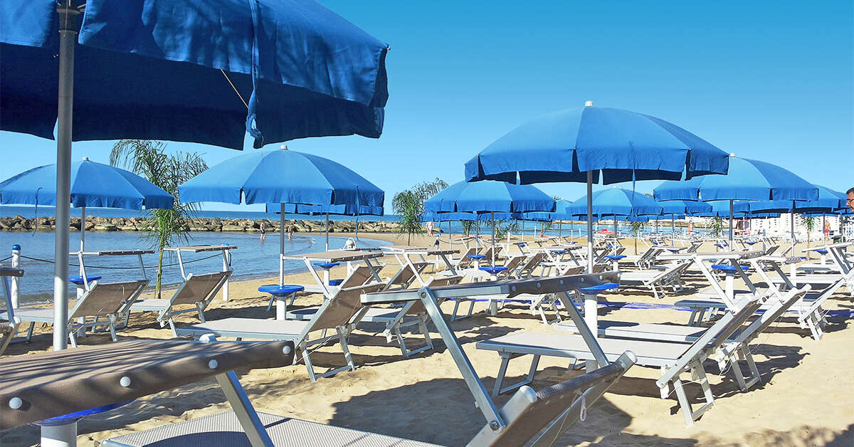 Een foto van het strand bij Acacia Marina