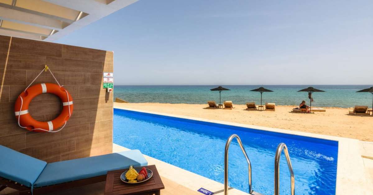 Een foto van het zwembad bij Cavo Orient Beach Hotel