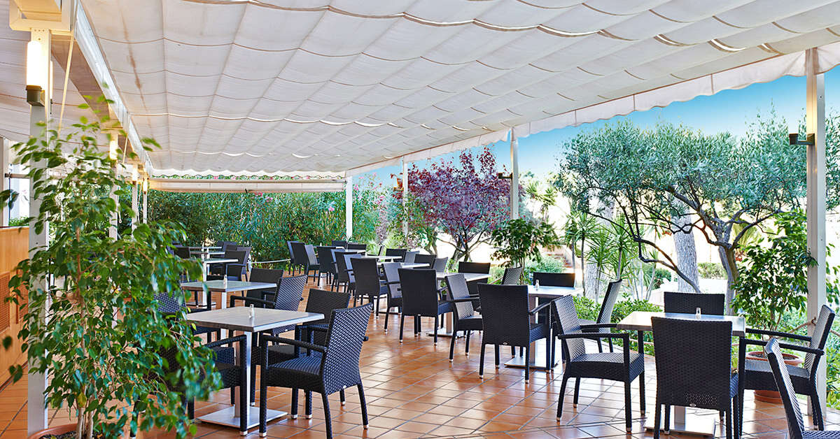 Een foto van het terras bij Club Hotel Cala Ratjada
