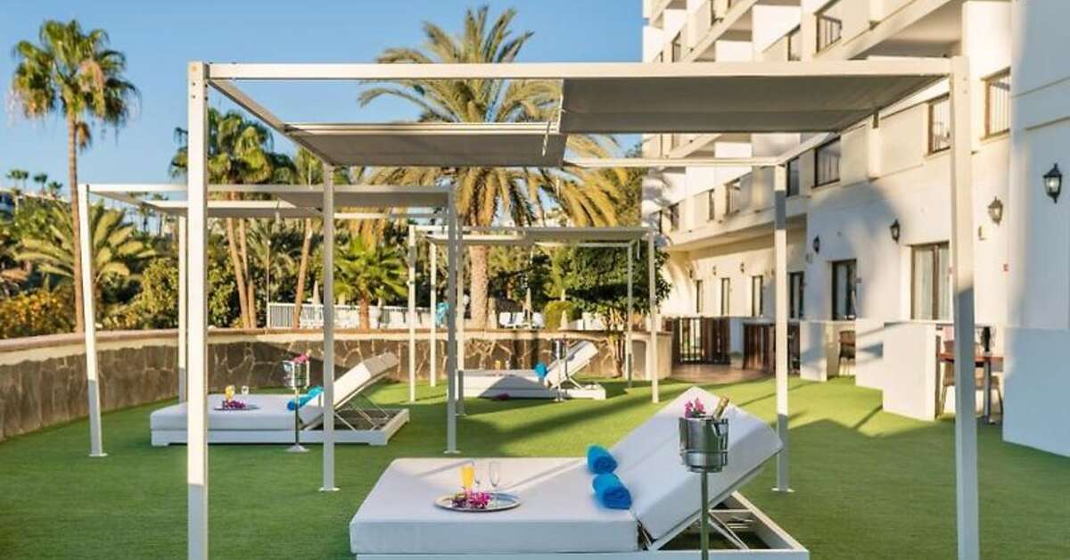 Een foto van het terras bij Hotel New Folias