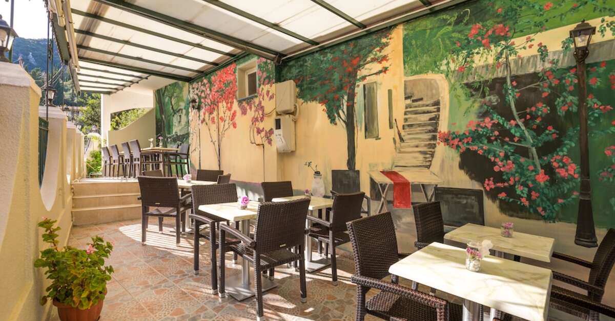 Een foto van het terras bij Bella Vista Hotel & Studios