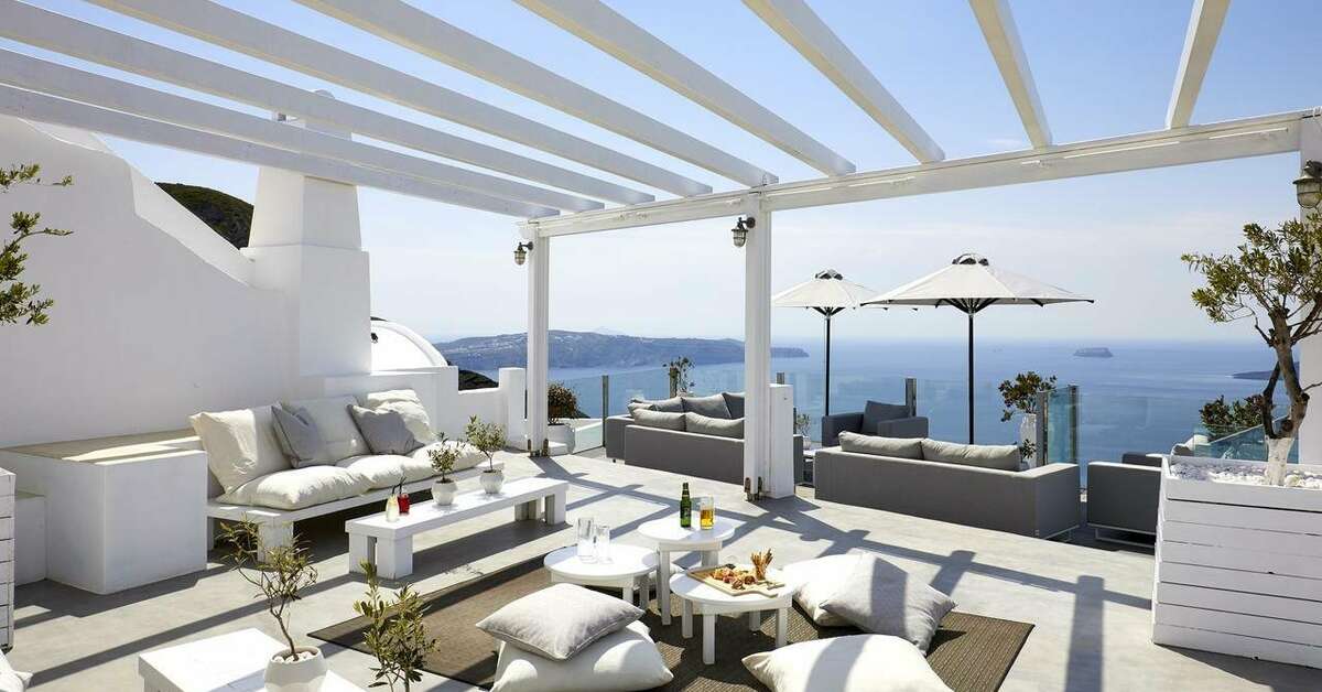 Een foto van het terras bij Petit Palace Suites